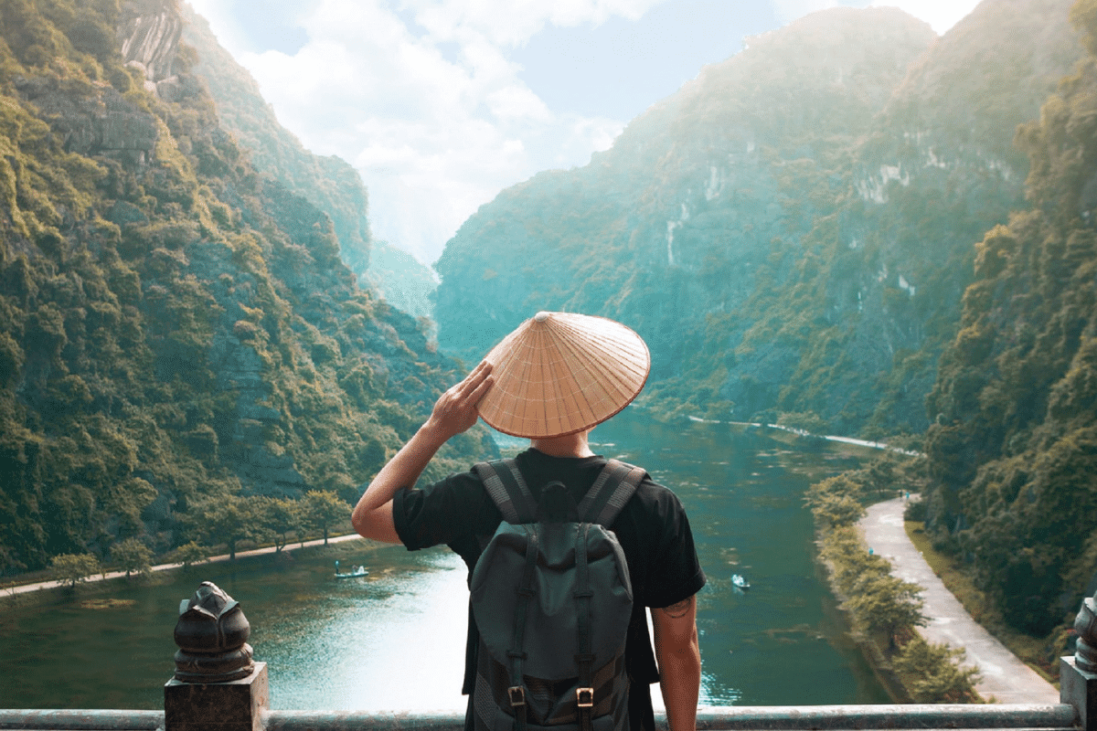 Viajera feliz en destino paradisíaco